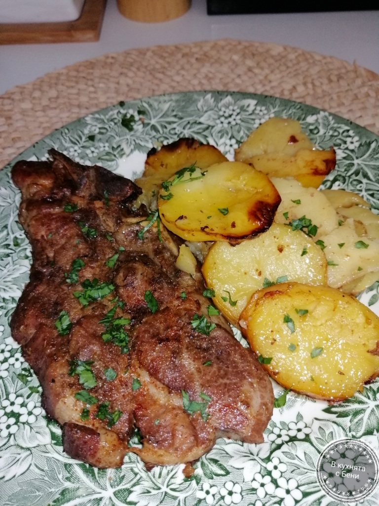Печено месо с картофи от https://inthebeniskitchen.com/